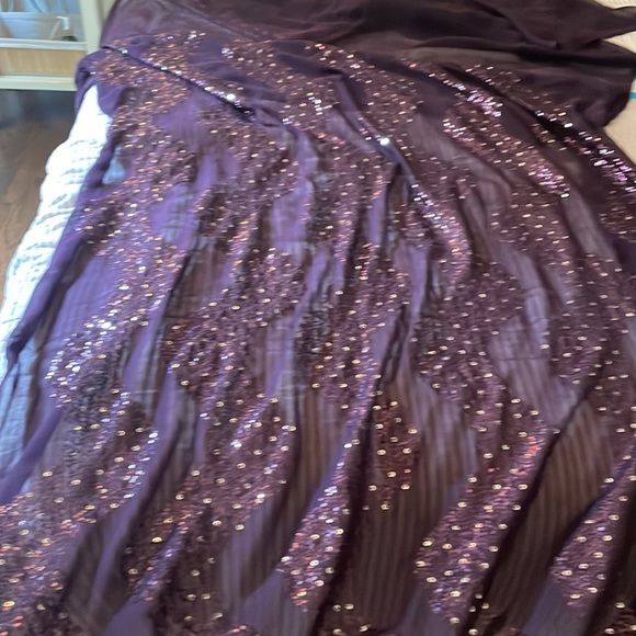 New in box wine color all over sequence sari - Picture 8 of 12